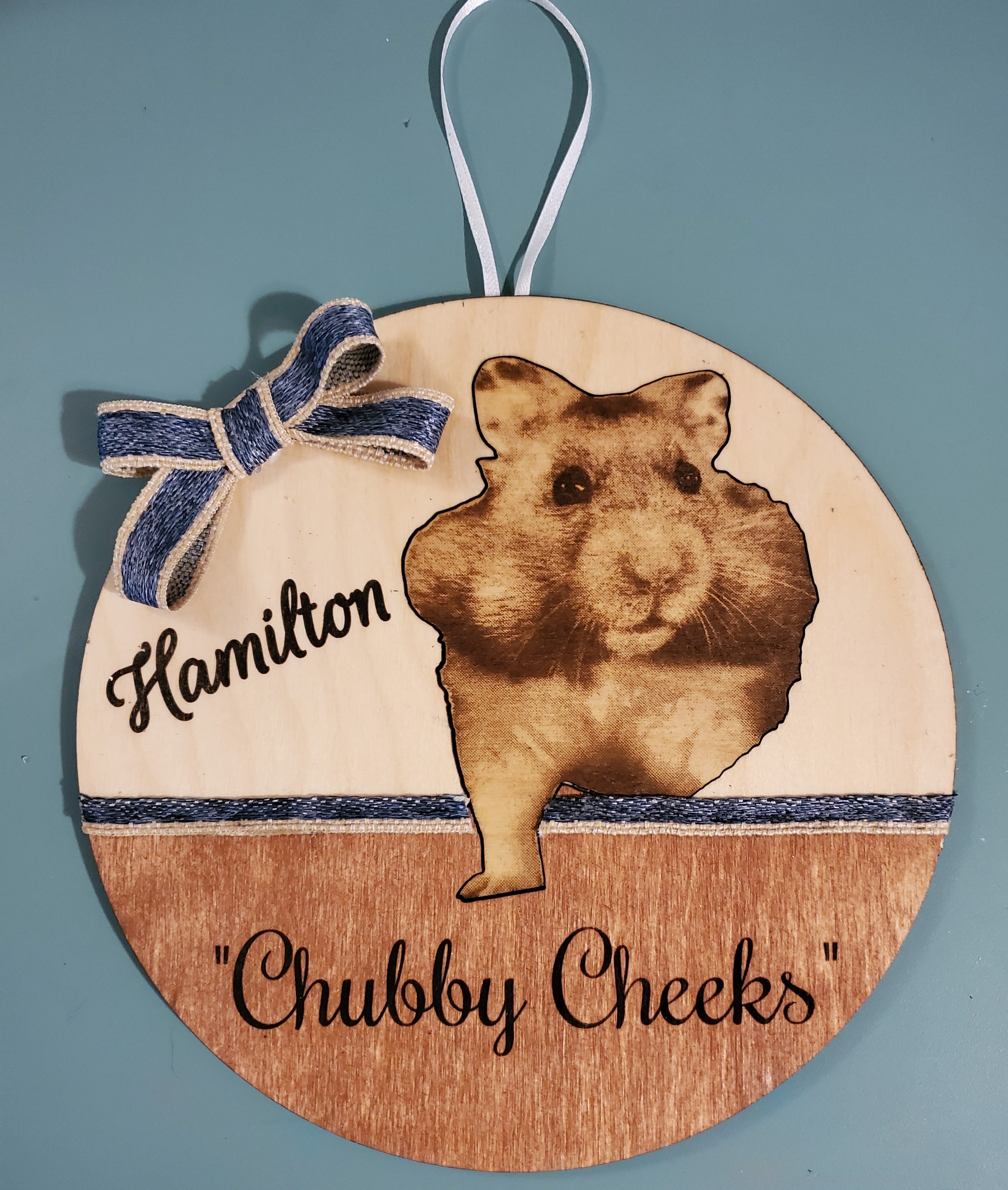 Personalized Peeking Pet Welcome Sign – 11 in or 18 in
